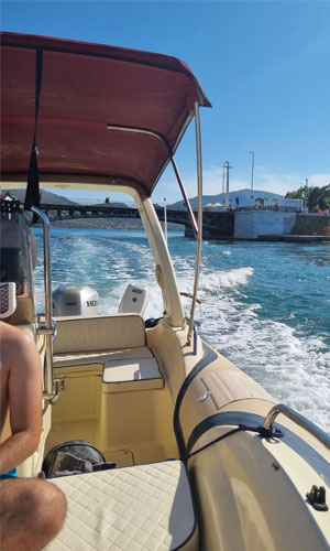 Σκάφος με καπετάνιο